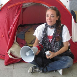 La activista de la PAH de Tenerife, Inma Évora, durante su protesta.