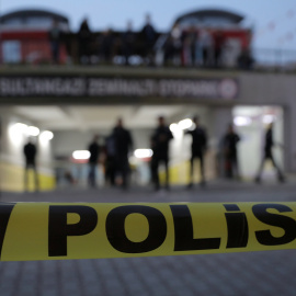 Policías turcos frente a un estacionamiento donde se encontró un vehículo del consulado de Arabia Saudita. REUTERS