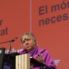 L'activista Índia Vandana Shiva, en la seva conferència al CCCB aquest dilluns. / CCCB