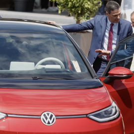 El presidente del Gobierno, Pedro Sánchez (i), y el director ejecutivo de Volkswagen, Herbert Diess (d), durante la presentación del proyecto de gigafactoría de baterías de Volkswagen, a 5 de mayo de 2022, en Sagunto, València, País Valenci