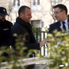 El presidente del FC Barcelona, Josep María Bartomeu, y su antecesor en el cargo, Sandro Rosell, a su salida de la Audiencia Nacional. REUTERS/Andrea Comas