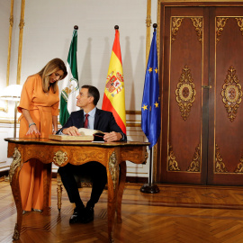 El presidente del Gobierno, Pedro Sánchez, firma en el libro de visitas del Palacio de San Telmo, sede de la Presidencia de la Junta de Andalucía en Sevilla, en presencia de Susana Díaz. REUTERS/Marcelo del Pozo