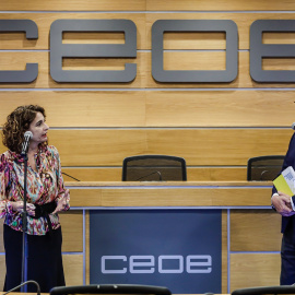 La ministra de Hacienda, María Jesús Montero, con el presidente de la CEOE, Antonio Garamendi, en una foto de archivo de octubre de 2021 cuando fue a la sede de la patronal a presentar los Presupuestos Generales del Estado (PGE) para 2022. 