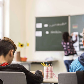 Los alumnos escuchan a su maestro durante una clase | EFE