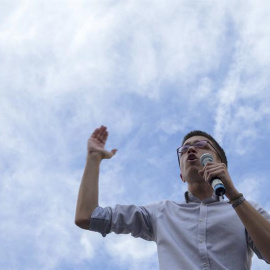 El secretario de Política de Podemos, Iñigo Errejón, durante el mitín electoral de Unidos Podemos que se esta llevando a cabo en la plaza de la Merced, en Málaga. EFE/Jorge Zapata