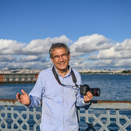 El escritor turco y premio Nobel Orhan Pamuk posa en el puente de Gálata, en una imagen de archivo de mayo de 2020, en Estambul