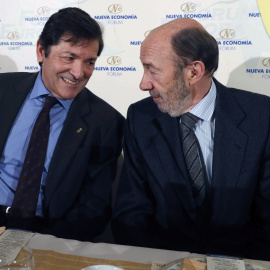 El exdirigente socialista Alfredo Pérez Rubalcaba, con el presidente de Asturias, Javier Fernández, en un desayuno informativo, organizado por Nueva Economía Fórum. EFE/Fernando Alvarado