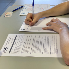 05/06/2023 - Un estudiante comienza su primer examen de la EBAU en Santander, a 5 de junio de 2023.