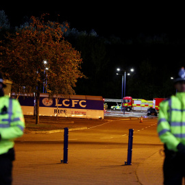 El helicóptero del dueño del Leicester se estrella tras despegar desde el estadio. TIM KEETON/EFE