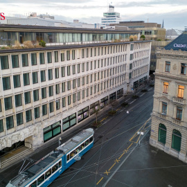 Las oficinas de los bancos suizos UBS y Credit Suisse una frente a la otra en la Paradeplatz de Zurich. REUTERS/Denis Balibouse