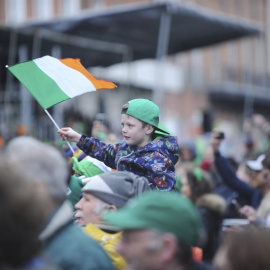 Un niño porta una bandera de Irlanda durante la celebración de la festividad de San Patricio. EFE/Aidan Crawley