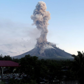 Vista del volcán Mayon mientras entra en erupción nuevamente en la ciudad de Daraga, provincia de Albay. - EFE