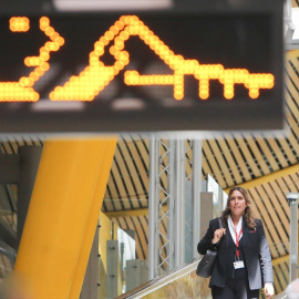 Una azafata de vuelo, pasea por una terminal del Aeropuerto Adolfo Suárez Madrid- Barajas.