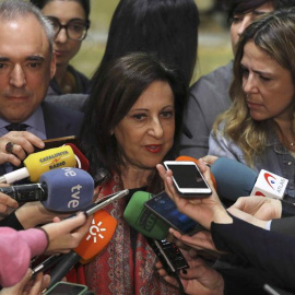 La portavoz del PSOE en el Congreso Margarita Robles, realiza declaraciones a su llegada a la Comisión para la evaluación y la modernización del Estado autonómico. EFE/Ballesteros