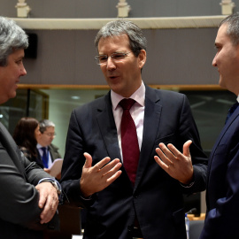 El ministro de Finanzas portugúes, Mario Centeno, conversa  con sus colegas austriáco, Hartwig Loeger, y búlgaro, Vladislav Goranov, antes de la reunión del Ecofin en Bruselas. REUTERS/Eric Vidal