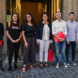 12/08/2019 - La candidata al gobierno riojano, Concha Andreu y la diputada de Podemos, Raquel Romero, junto a sus respectivos equipos este lunes al parlamento riojano.