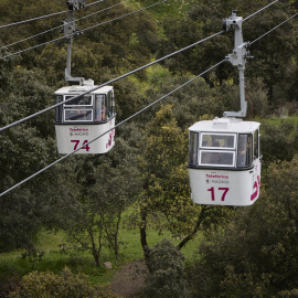 Varias personas disfrutan de un viaje en Teleférico de Madrid, por la Casa de Campo, a 10 de abril de 2022, en Madrid (