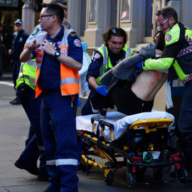 13/08/2019 - La mujer que fue apuñalada es atendida por los servicios médicos en Sídney (Australia) / REUTERS