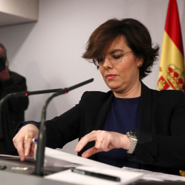 La vicepresidenta del Gobierno, Soraya Sáenz de Santamaría,poco antes de su comparecencia en el Palacio de La Moncloa en la que ha anunciado que el Ejecutivo recurrirá ante el Tribunal Constitucional la decisión del presidente del Parlament