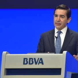 El consejero delegado de BBVA, Carlos Torres, durante su intervención en la última junta de accionistas del banco, en Bilbao. APF/Ander Gillnea