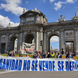 Protesta de la Marea Blanca de este domingo frente a la Puerta de Alcalá de Madrid.