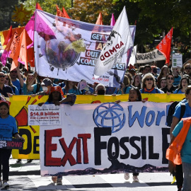 Activistas climáticos protestan frente a la sede del Banco Mundial, en Washington DC, contra la financiación de combustibles fósiles el 14 de octubre de 2022.