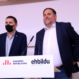 El president d'ERC, Oriol Junqueras, i el coordinador general d'EH Bildu, Arnaldo Otegi, durant una roda de premsa a la seu d'ERC.