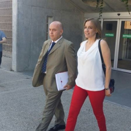 Tania Sánchez, junto a su abogado Gonzalo Boye en la entrada de los Juzgados de Arganda del Rey. EUROPA PRESS