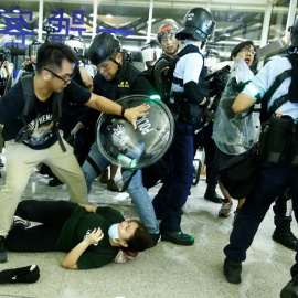 Choque policial con manifestantes antigubernamentales en el aeropuerto de Hong Kong. Reuters