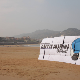 Imagen de archivo de una protesta realizada contra los toros en San Sebastián. DONOSTIA ANTITAURINA ORAIN