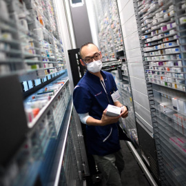 Imagen de archivo tomada el 19 de octubre de 2022 de un farmacéutico sacando una caja de medicamentos en una farmacia en París.