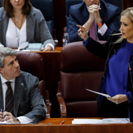 La presidenta de la Comunidad de Madrid, Cristina Cifuentes (d) en la Asamblea de Madrid. /EFE