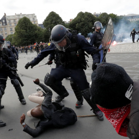 Los gendarmes y policías franceses se han empleado con brutalida durante los enfrentamientos en la manifestación contra la reforma laboral del Gobierno francés. REUTERS/Philippe Wojazer