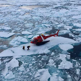 Un helicóptero sueco recoge un dispositivo registrador científico con datos valiosos sobre los movimientos de la vida marina del Ártico. REUTERS