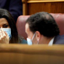 La líder de Ciudadanos, Inés Arrimadas, conversa con su portavoz parlamentario, Edmundo Bal, durante una nueva sesión de control al Gobierno, este miércoles 17 de marzo.