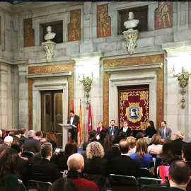 Mauricio Valiente anunciando el memorial en Cibeles.