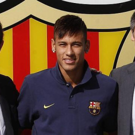 Neymar, entre Rosell y Bartomeu./EFE