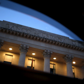 La fachada del edificio del Banco de España, en Málaga, vista a través de la ventanilla de un vehículo. REUTERS