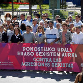 El alcalde donostiarra, Eneko Goia (5d), ha participado en la concentración convocada este miércoles por el Ayuntamiento de San Sebastián para condenar las agresiones machistas. EFE