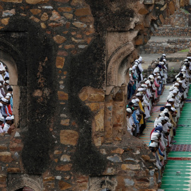 12/08/2019 - Musulmanes rezan durante las celebraciones del Eid al-Adha en las ruinas de la mezquita en Nueva Delhi. / REUTERS - ANUSHREE FADNAVIS