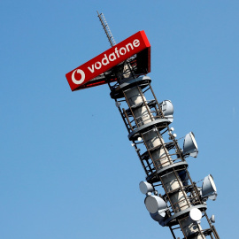 Una torre de telecomunicaciones de Vodafone, en Berlín. REUTERS/Fabrizio Bensch