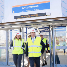 El presidente de la Comunidad de Madrid, Ángel Garrido, en el acceso a la nueva estación, junto a Rosalía Gonzalo.