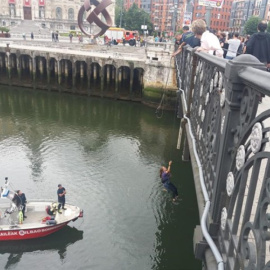 Imagen de una de las mujeres suspendidas en el puente. / EUROPA PRESS