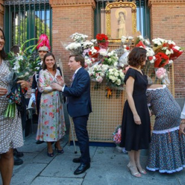 La vicealcaldesa de Madrid, Begoña Villacís, el alcalde de Madrid, José Luis Martínez-Almeida, y la presidenta de la Comunidad de Madrid, Isabel Díaz Ayuso, participan en la ofrenda floral ante el cuadro de la Virgen de la Paloma en la capi