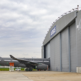 Un avión en la pista del nuevo campus de Airbus, el pasado 15 de abril de 2021, en Getafe, Madrid, (España).