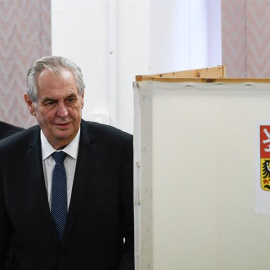 El presidente y candidato a las presidenciales checas, Milos Zeman, vota en Praga. / EFE