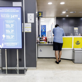 Un hombre en una oficina de correos. Imagen de archivo.