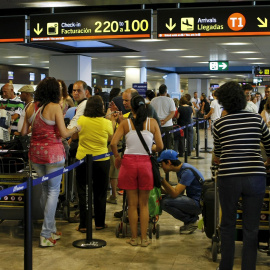 Viajeros en el aeropuerto de Barajas. EFE/Juan M. Espinosa