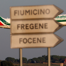 Un avión Airbus A320-200 de Alitalia toma tierra en  el aeropuerto Fiumicino, en Rome. REUTERS/Max Rossi