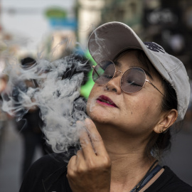 Una mujer exhala humo durante una manifestación para celebrar el Día Mundial del Cannabis y promover el uso recreativo de la marihuana